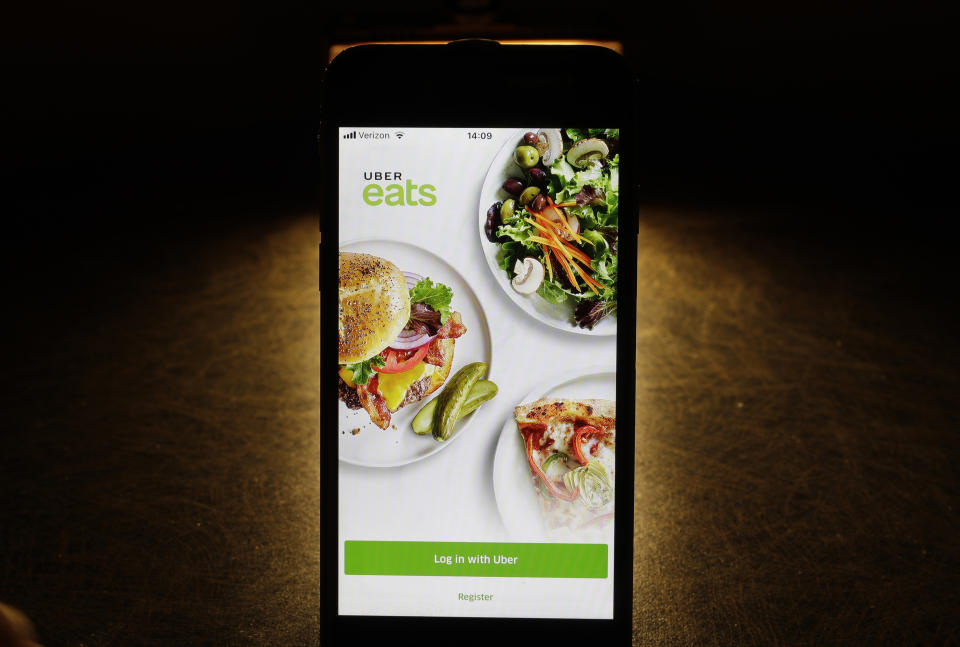 Restaurantes buscan alternativas a las apps de entrega de alimentos. (AP Photo/Charles Rex Arbogast)