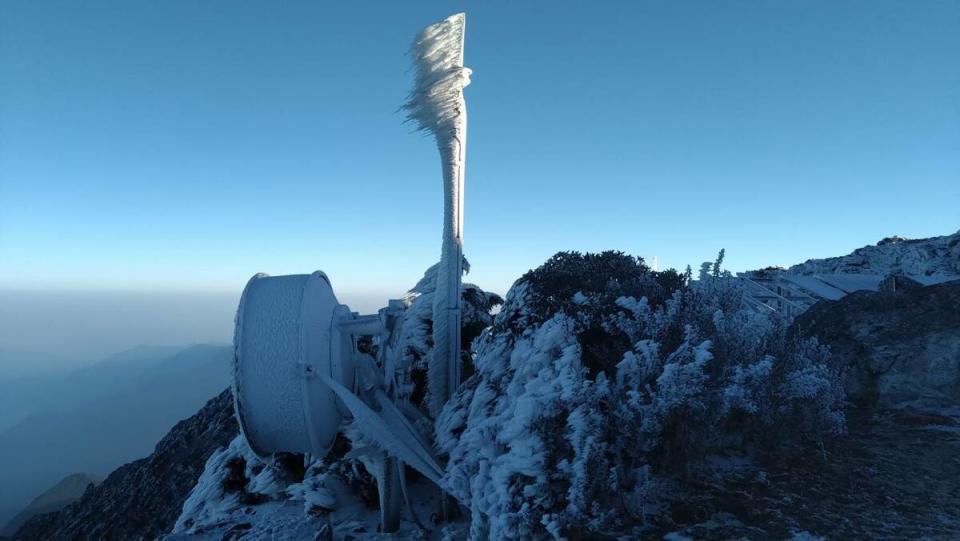 玉山氣象站氣溫零下7.9度，積雪約1公分。   圖/中央氣象署提供