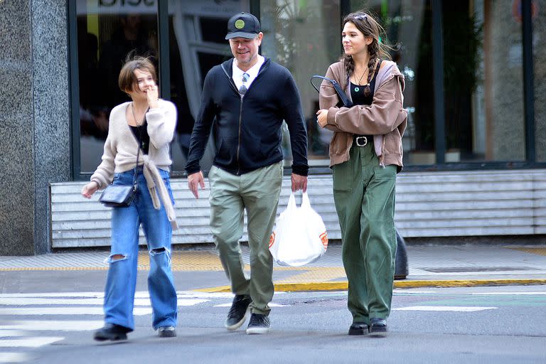 Matt Damon en la Argentina: merienda en Las Violetas y paseo a pura sonrisa por las calles de Palermo