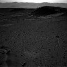 <p>Für Freunde von UFO-Theorien war dieses Foto ein gefundenes Fressen. 2014 sandte der Curiosity Rover ein Bild, das einen Lichtpunkt von einer unbekannten Quelle auf dem Mars zeigt. Dass es tatsächlich eine fliegende Untertasse war, die hier ein Lichtsignal gab, ist indes natürlich ausgeschlossen. Es handelte sich hierbei wohl um einen kosmischen Strahl, der aus hochenergetischen, im Universum herumschwirrenden Partikeln resultierte. (Bild: NASA/JPL) </p>