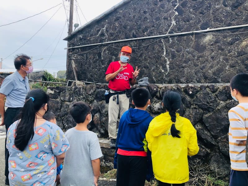 三貂角文化發展協會吳杉榮老師帶領福連國小學生現地踏查歷史建築馬崗街11、12號民宅 (圖/新北市文化局)