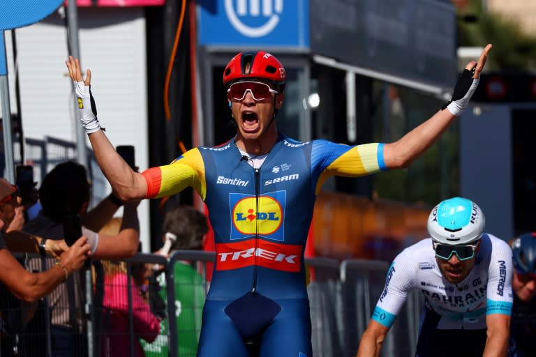 Le cycliste italien Jonathan Milan lors de sa victoire durant la 4e étape du Tour d'Italie, à Andora, le 7 mai 2024 (Luca Bettini)