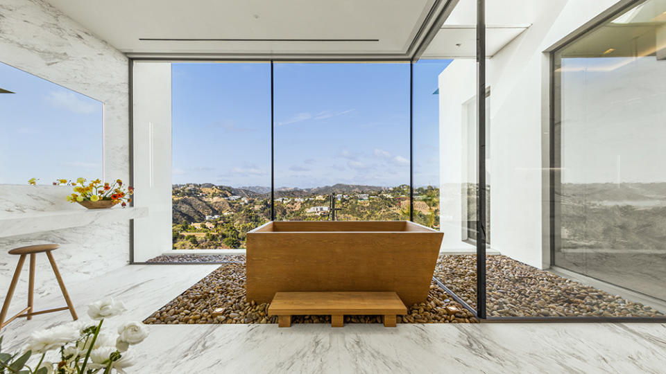 Stradella Court Mansion in Bel Air Bathroom