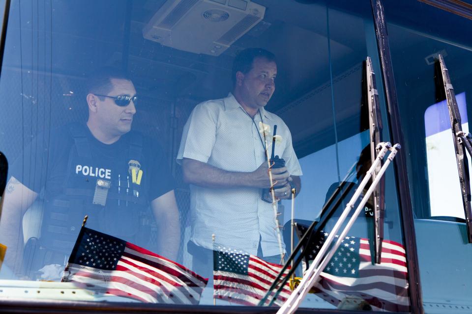 Law enforcement officials riding buses packed with undocumented migrants who were scheduled to be processed at the Murrieta Border Patrol Station watch as demonstrators block the buses in Murrieta, California July 1, 2014. (REUTERS/Sam Hodgson)