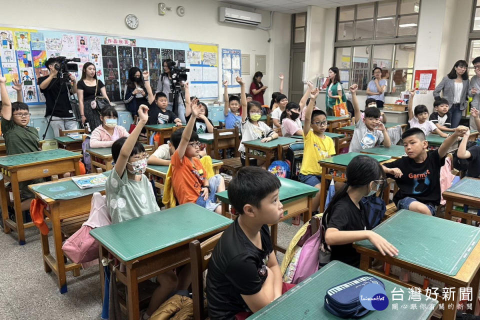 中嘉寬頻前往南勢國小舉行校園媒體識讀推廣活動。