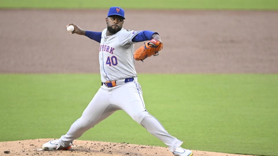 El lanzador abridor de los Mets de Nueva York, Luis Severino (40), lanza contra los Padres de San Diego durante la primera entrada en Petco Park.