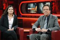 <b>27. Januar: Jörg Kachelmann wagt ein TV-Comeback</b><br><br>… das Wetter der nächsten Tage verkündeten. Doch „Gesäßkälte“ und „etwas Flöckeln“ blieben erst mal aus, stattdessen hagelte es Kritik für den 54-jährigen Moderator (mit Ehefrau Miriam Kachelmann) und seinen Comeback-Versuch im doch arg puristischen YouTube-Stil. (Bild: ddp Images)