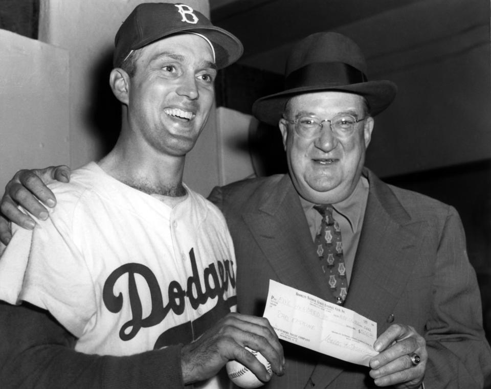 道奇隊前老闆Walter O'Malley與投手Carl Erskine合影。(Photo by B Bennett/Getty Images)