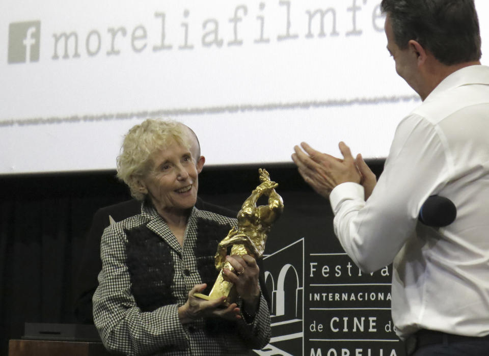 La cineasta francesa Claire Denis recibe el Premio a la Excelencia Artística en el Festival Internacional de Cine de Morelia en Morelia, México, el 24 de octubre de 2022. (Foto AP/Berenice Bautista)