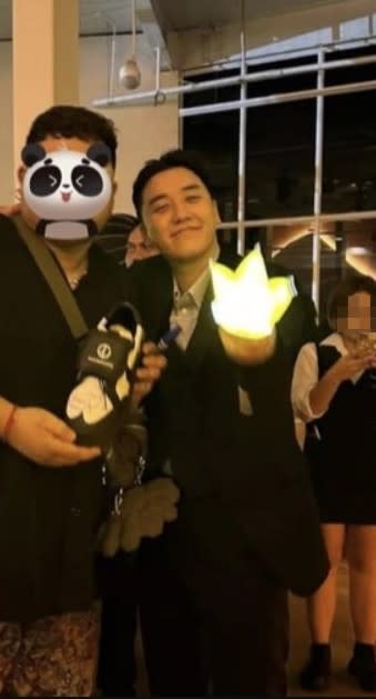 <cite>勝利還和拿著BIGBANG應援棒的粉絲合照。（圖／翻攝自X）</cite>