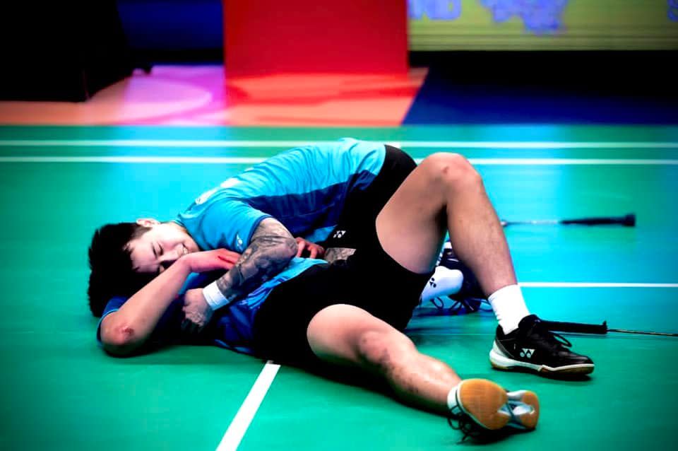 「楊肉盧」在德國公開賽拿下睽違6年的冠軍，賽後楊博涵擁抱躺在地上的盧敬堯。（翻攝自楊博涵臉書粉專）