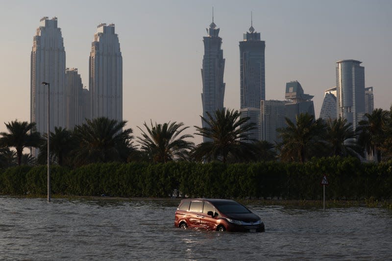 An abandoned vehicle on a flooded highway after a rainstorm in Dubai, United Arab Emirates, on Wednesday, April 17, 2024. - Photo: Christopher Pike/Bloomberg (Getty Images)