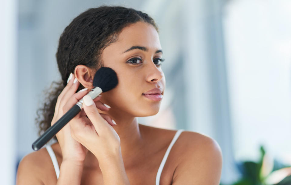 Un fond de teint de la marque Maybelline, best-seller dans les années 2000, revient sur le devant de la scène. (Photo: Getty Images) 