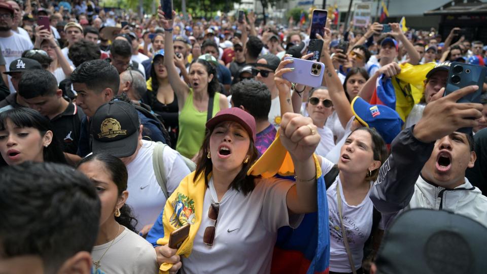 Manifestantes a favor del candidato Edmundo Gonzalez Urrutia.