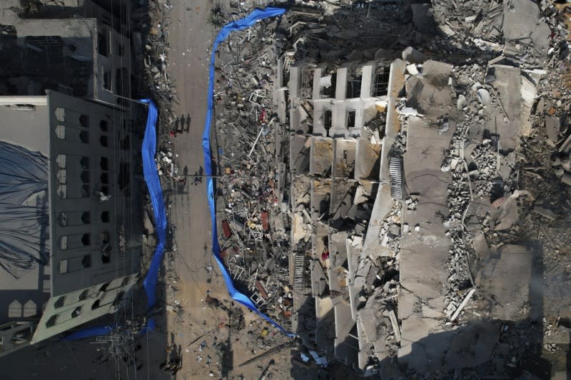 <cite>2023年10月8日，加薩走廊一棟建築遭到以色列空襲後的殘破景象。（美聯社）</cite>