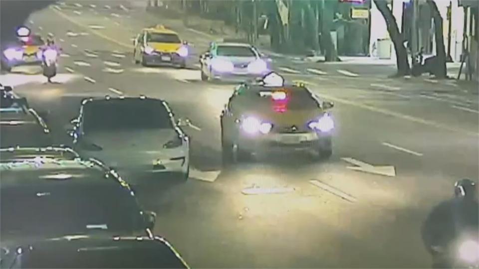 男星開特斯拉違停路邊害撞傷　外送員控被酸「看車貴來撞」