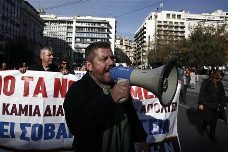 Protesters march during a rally organised by unions from the state health sector against the government's plans for cutbacks in medical staff and hospitals in Athens November 29, 2013. REUTERS/Yorgos Karahalis