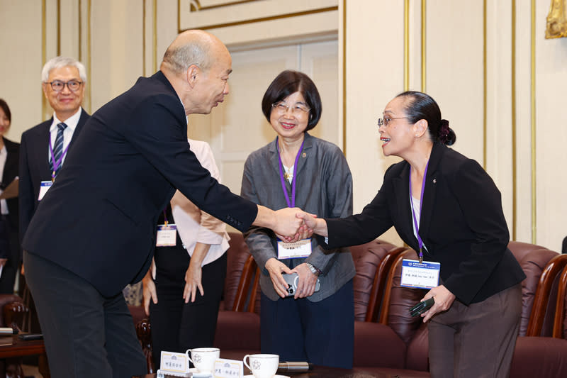 爭取支持考試院人事　潘孟安拜會韓國瑜（2） 總統府秘書長潘孟安13日率考試院長、副院長及考試 委員被提名人拜會立法院長韓國瑜（前左），盼立法 院給予支持和同意。韓國瑜也親自接待，向考試委員 被提名人伊萬．納威Iwan Nawi（右）等人逐一握手致 意。 中央社記者鄭清元攝　113年6月13日 