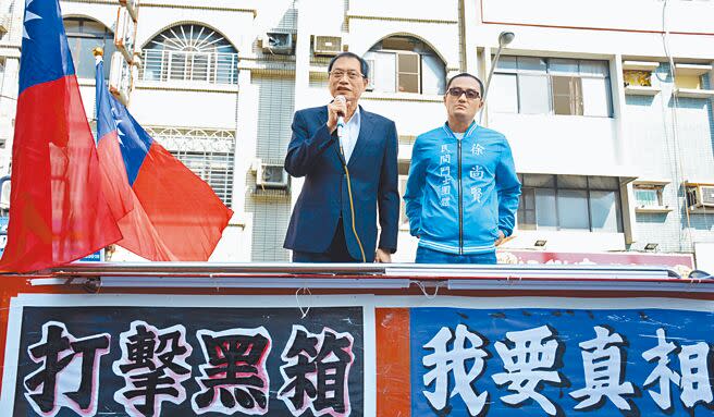 蘇清泉（左）認為去年縣長選舉疑點重重，因此提出當選無效之訴，並聲請重新驗票。（林和生攝）