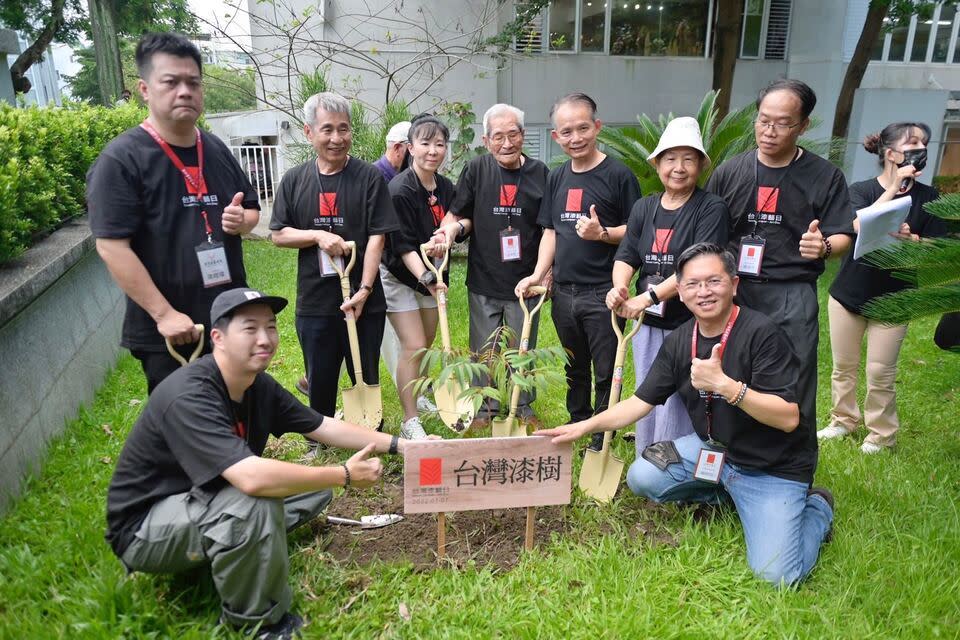 漆樹復育(植樹)種下一棵台灣漆樹讀幼苗-左起漆藝界代表賴信佑、梁晊暐、王賢民、陳國珍、王清霜、工藝中心張仁吉主任、黃麗淑、黃成中及楊明祥老師等 (工藝中心提供)