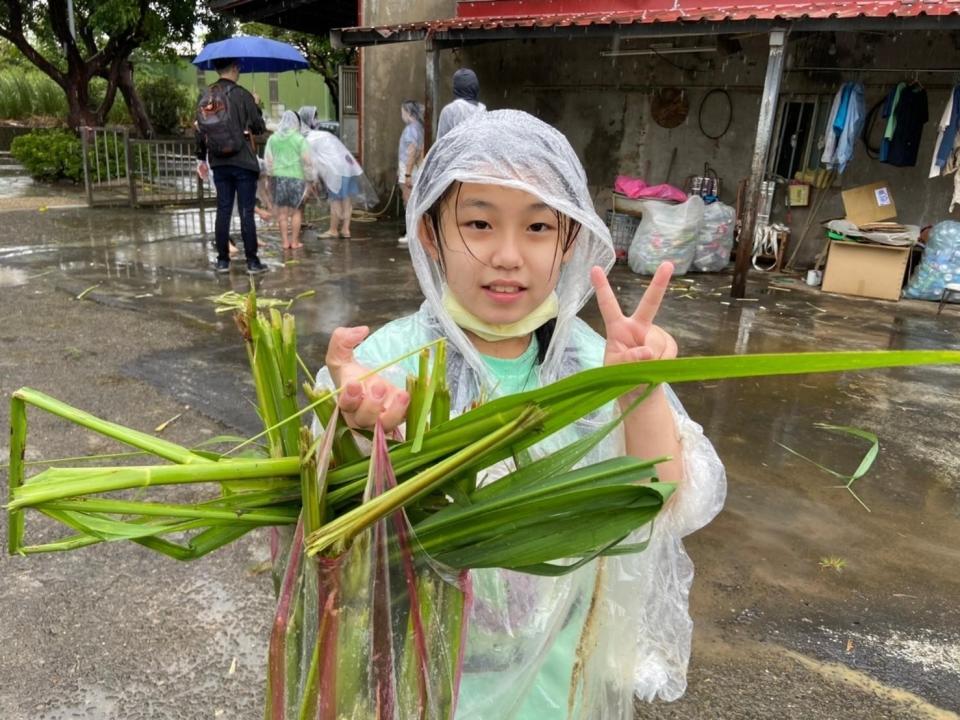 南門國小學生收穫滿滿，帶著筊白筍回家料理