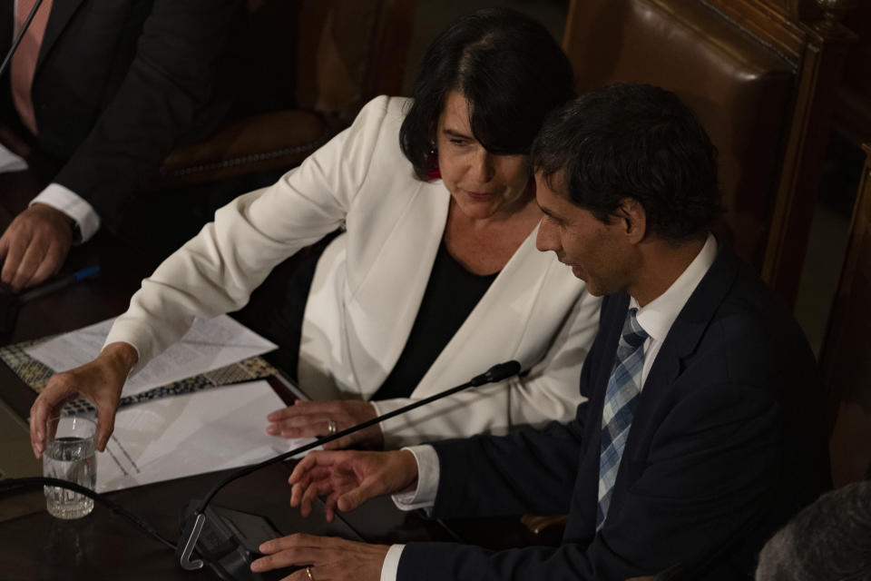 Verónica Undurraga, presidenta del grupo de expertos constitucionalistas designados para redactar la nueva propuesta constitucional, habla con su vicepresidente Sebastián Soto durante el inicio de un segundo proceso constituyente en el Congreso Nacional en Santiago, Chile, el lunes 6 de marzo de 2023. (AP Foto/Esteban Felix)