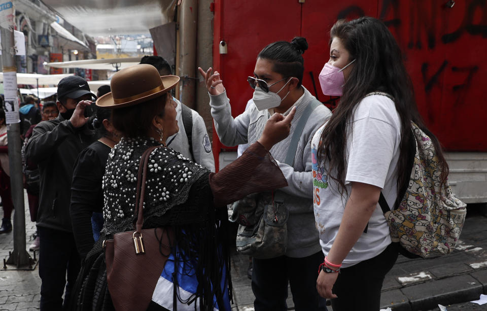 Un simpatizante del Movimiento al Socialismo (MAS) discute con un opositor del expresidente Evo Morales afuera de una corte en La Paz, Bolivia, el lunes 5 de octubre de 2020. (AP Foto/Juan Karita)