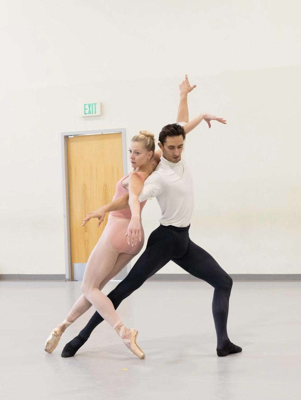  Dawn Atkins y Stanislav Olshanskyi ensayando “Agon”, coreografía de George Balanchine. 
