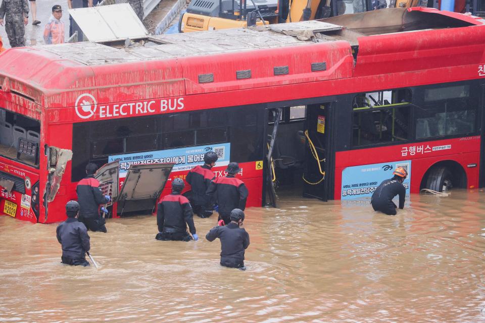 南韓暴雨在各地都傳出災清，其中忠清北道一處地下道遭洪水淹沒、有公車慘遭滅頂。（路透社）