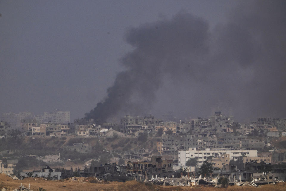 Una humareda de alza en el cielo tras una explosión en la Franja de Gaza, vista desde el sur de Israel, el martes 21 de mayo de 2024. (AP Foto/Leo Correa)