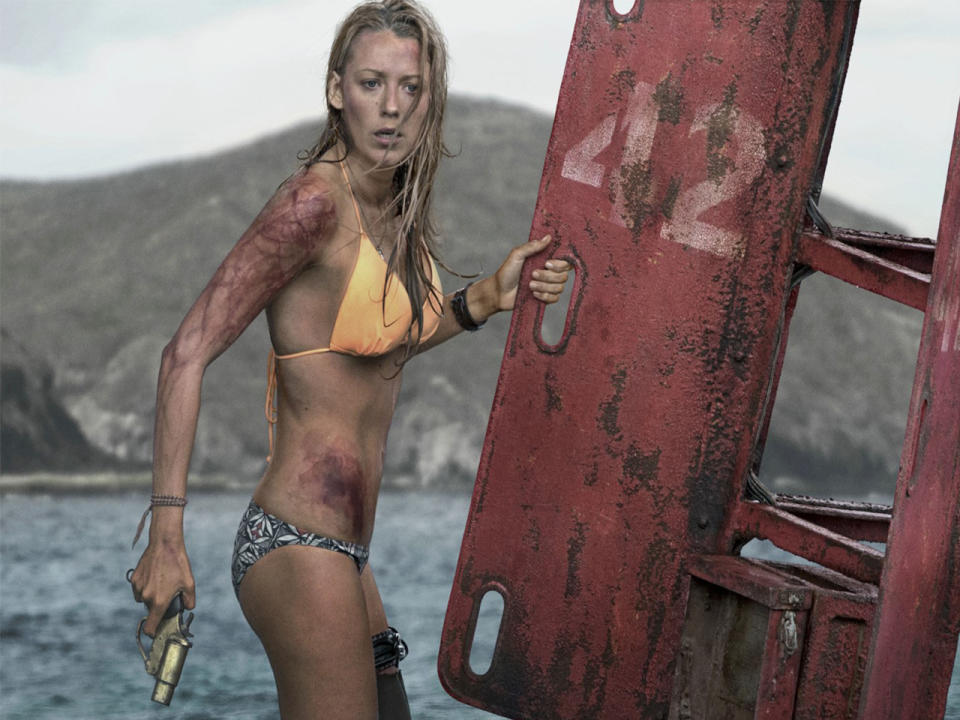 Ihre zweite Schwangerschaft stand in “The Shallows” zwar so nicht im Drehbuch, doch die hinderte Blake Lively nicht daran, einige waghalsige Szenen selbst zu drehen. In dem Surf-Film wird sie als Nancy von einem Hai angegriffen und muss um ihr Leben kämpfen. Sichtbar war Livelys Schwangerschaft, die noch im Frühstadium war, im Film nicht. (Bild-Copyright: Moviestore Collection/REX Shutterstock)