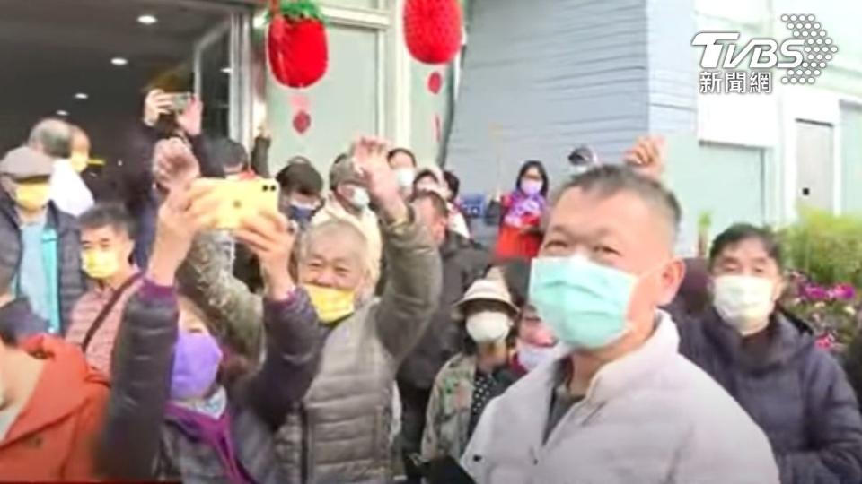 因票數持續領先，黃敏惠競選總部支持者興奮大喊：「黃敏惠，凍蒜！」（圖／TVBS）