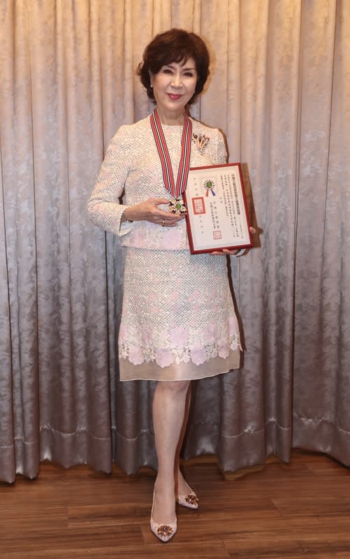 白嘉莉獲頒中國文藝獎章美術創作獎（2） 中國文藝協會5日在台北舉行第65屆中國文藝獎章頒 獎典禮，擁有「最美麗主持人」封號的藝人白嘉莉 （圖）獲頒美術創作獎。 中央社記者張皓安攝  113年5月5日 
