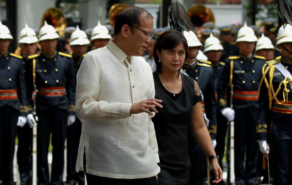 President Benigno S. Aquino III talks to the wife of the late Interior and Local Government Secretary Jesse Robredo Atty. Maria Leonor “Leni” Robredo during the arrival honors at the Kalayaan Grounds, Malacanan Palace on Friday (August 24). His remains will lie in state in Kalayaan Hall, Malacanang until Sunday morning (August 26). President Aquino signed Proclamation No. 460, declaring National Days of Mourning starting August 21 to mark the death of the former DILG Chief until his interment. The national flag will be flown at half-mast from sunrise to sunset in all government buildings in the Philippines and in the country’s posts abroad for a period of six days. (Photo by: Jay Morales, Malacanang Photo Bureau).