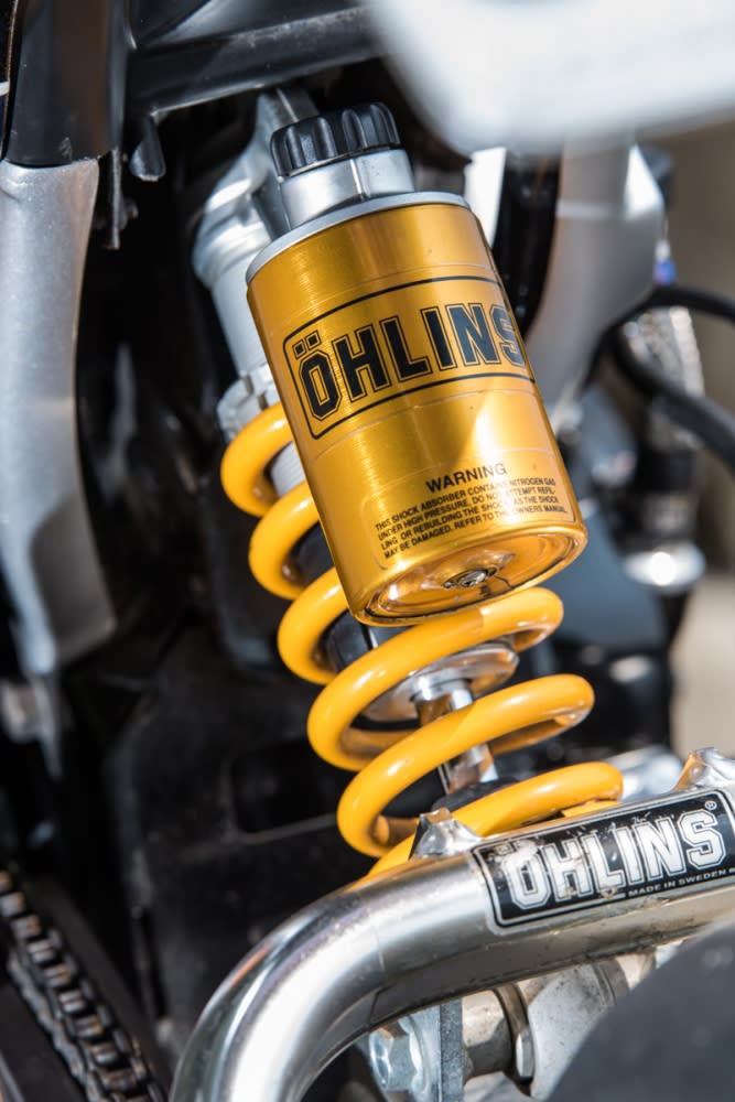 換上OHLINS 掛瓶後避震器，讓車輛在高速行駛下仍能維持優異的穩定性。