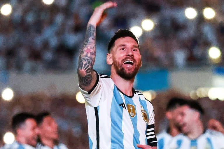 Lionel Messi, de fiesta con la selección, se hizo un tiempo para hablar con Arturo Vidal