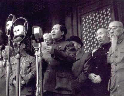 中國共產黨中央委員會主席毛澤東（中）宣布成立中華人民共和國（翻攝維基百科）