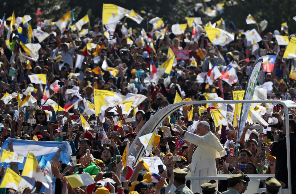 <p>Papst Franziskus fährt in seinem Papamobil durch den O’Higgins Park in Santiago de Chile, der Hauptstadt des Landes. Franziskus bat in seiner folgenden Eröffnungsansprache öffentlich um Verzeihung für den „irreparablen Schaden“, der Kindern zugefügt wurde, die von Priestern vergewaltigt und sexuell belästigt wurden. (Bild: AP Photo/Alessandra Tarantino) </p>