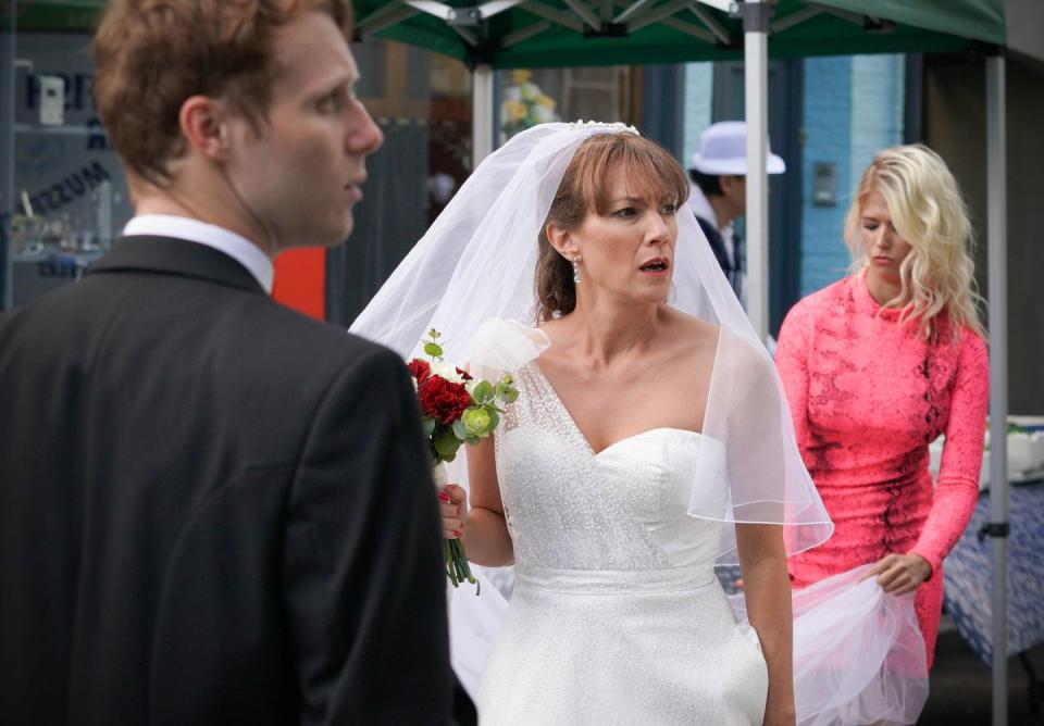 Tuesday, September 29: Rainie realises her wedding day is going wrong