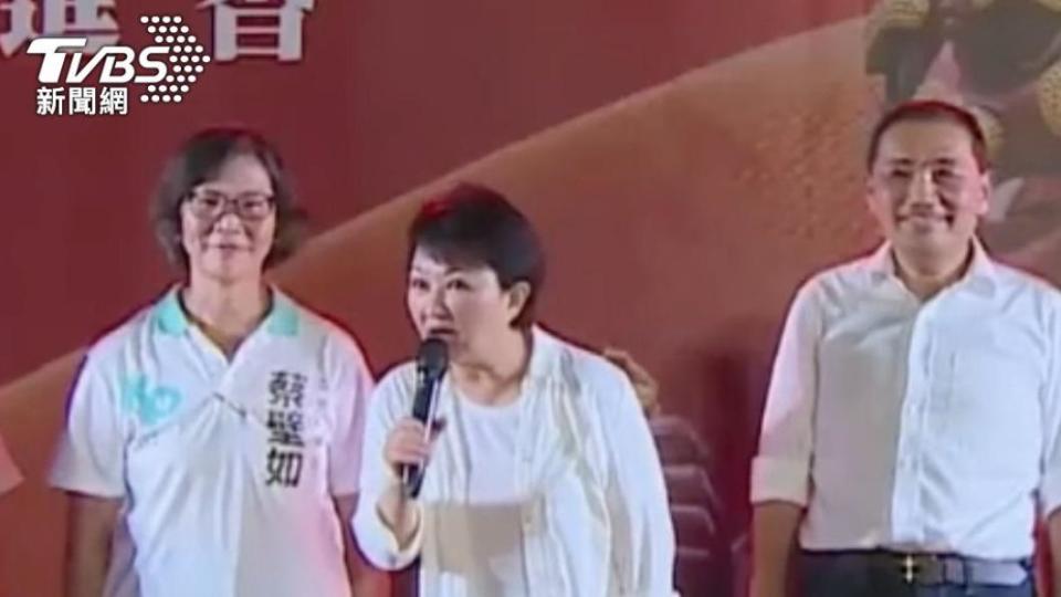 民眾黨台中市第一選區立委參選人蔡壁如、台中市長盧秀燕、國民黨總統參選人侯友宜活動同台。（圖／TVBS） 