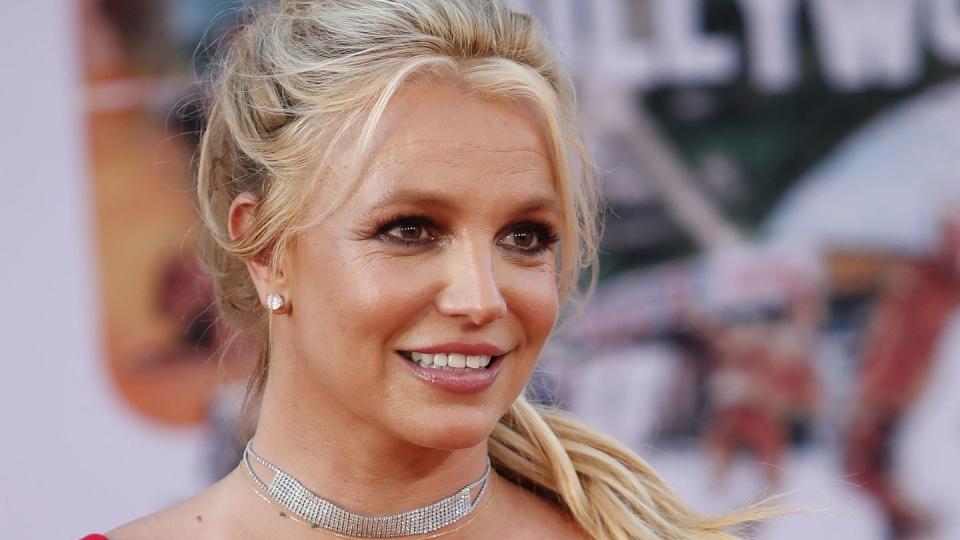 Britney Spears lächelt in Kameras