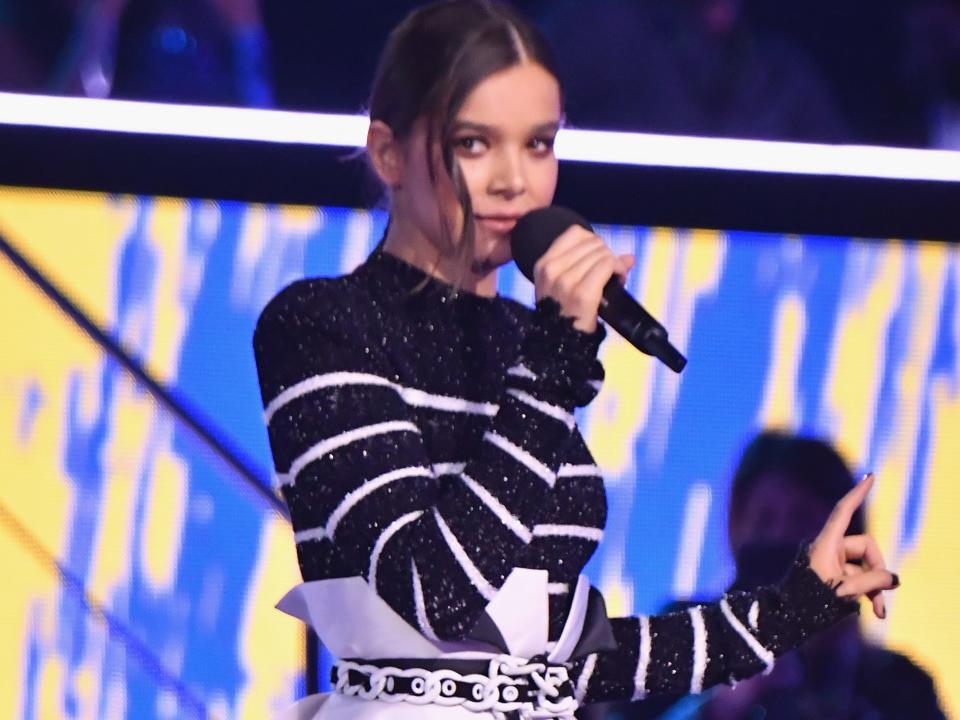 hailee steinfeld performing