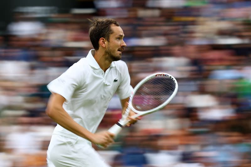 El ruso Daniil Medvedev en acción durante su partido de cuartos de final contra el italiano Jannik Sinner en Wimbledon