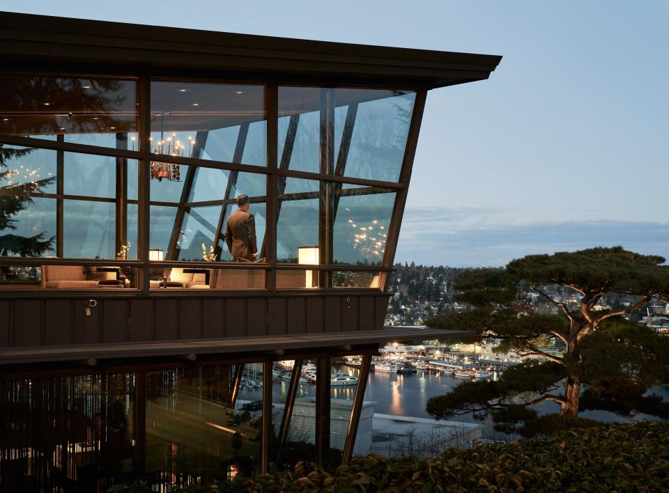 The award-winning restaurant features floor-to-ceiling windows that offer panoramas of Lake Union, the Cascade mountains, and Seattle.