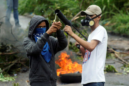 Opposition supporters clash with riot security forces during a protest against Venezuela's President Nicolas Maduro's government in Palmira, Venezuela May 16, 2017. REUTERS/Carlos Eduardo Ramirez