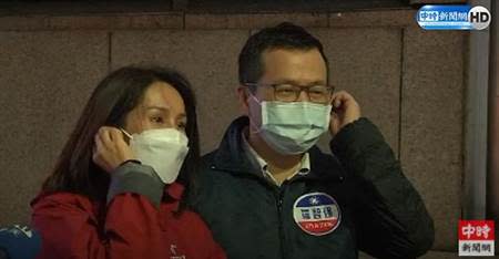 高金素梅、羅智強現身台北街頭進行公投宣講活動。(取自中時新聞網影片)