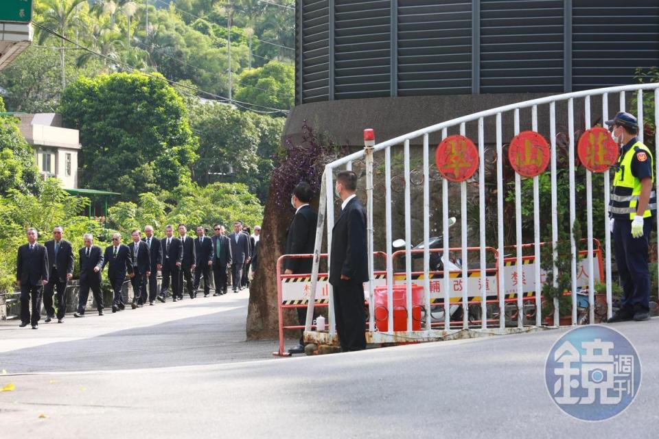 曾服務過前總統李登輝的大安警衛室退休特勤人員，在翠山莊門口列隊送李最後一程。