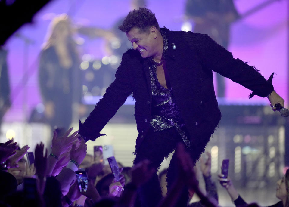 Carlos Vives durante su presentación en los Latin American Music Awards el jueves 20 de abril de 2023 en la arena MGM Grand Garden en Las Vegas. (Foto AP/John Locher)