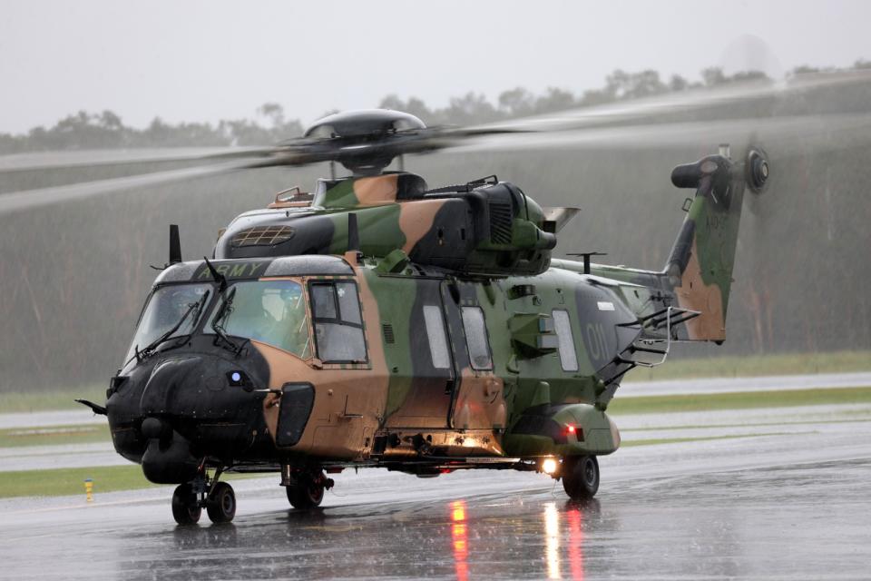 澳軍一架MRH-90太攀蛇直升機27日在軍演中墜毀，圖為同型機去年2月起飛。美聯社