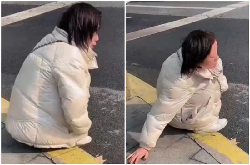 女子蹲在路邊喊媽媽。（圖／翻攝自網易新聞）